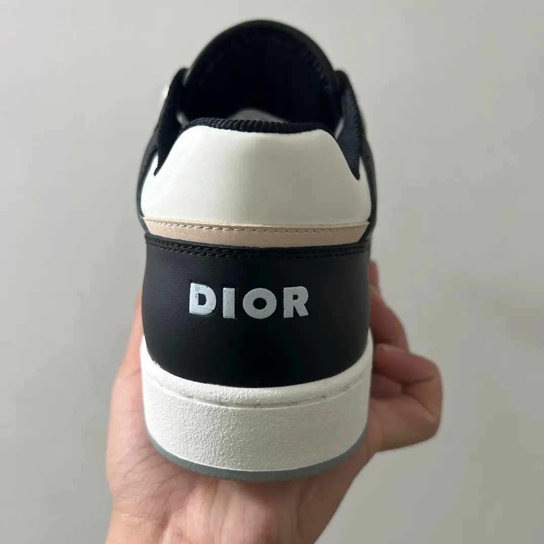 👟👟Ex-factory price 560👟👟 Men's size +10 Dior B27 series ✨2024 upgraded version purchasing agent grade ✨Super🔥sports shoes👫couple shoes. The high version 1:1 adopts oil edge lasting technology, the fabric is imported first-layer cowhide + high-tech fabric, and the inner cowhide + customized lining. TPU original engraved outsole. More than 30 colors of high-soled boots are available. Size: 35-42 for women and 38-46 for men. Bosses are welcome to compare...